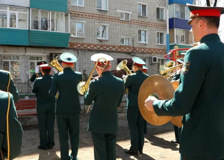 Песни для ветеранов исполнил военный оркестр в Белогорске