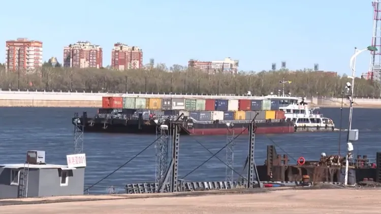 Грузы повезли по Амуру между Благовещенском и Хэйхэ