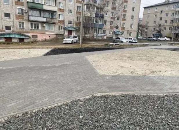 Детскую спортплощадку в Райчихинске преображают с опережением графика