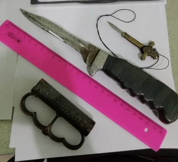 С ножом и кастетом явился в суд фигурант уголовного дела