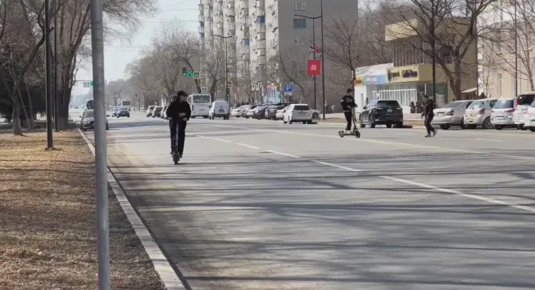 Дети на электросамокатах катались по дорогам Благовещенска 