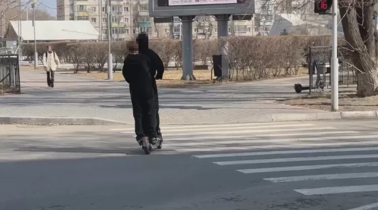 Дети на электросамокатах катались по дорогам Благовещенска 
