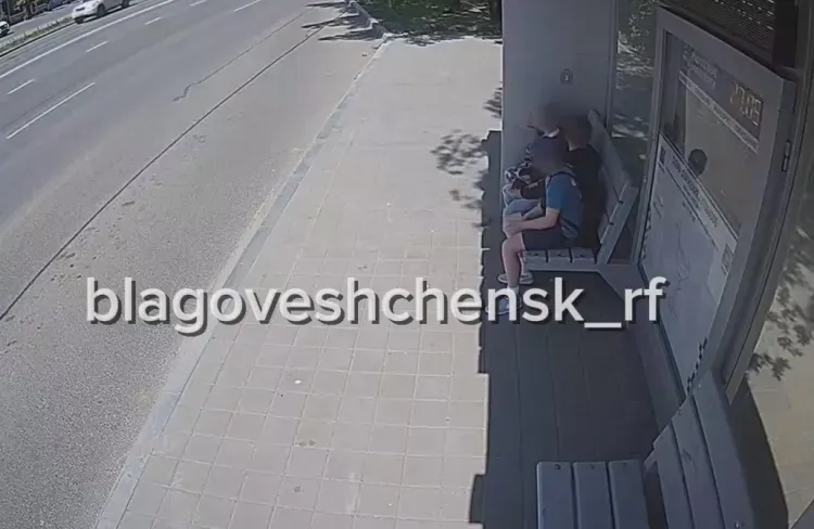 Нецензурные надписи оставили трое детей на остановке в Благовещенске