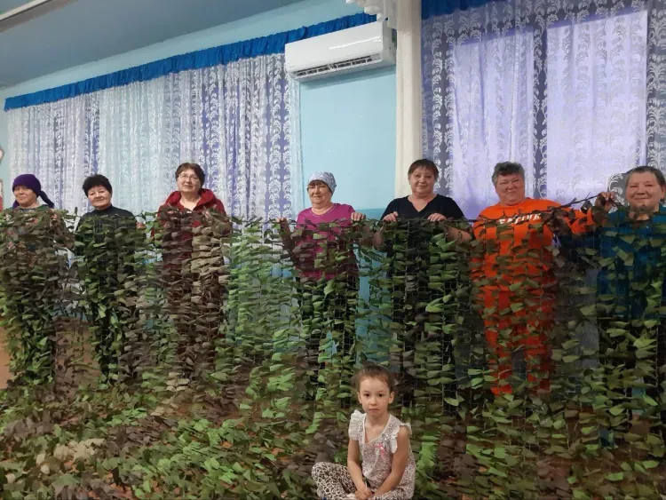Маскировочные сети для бойцов СВО сплели амурчане