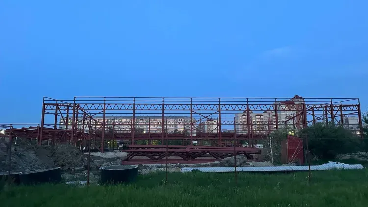 За строительством ледового дворца в Благовещенске наблюдают студенты и жители