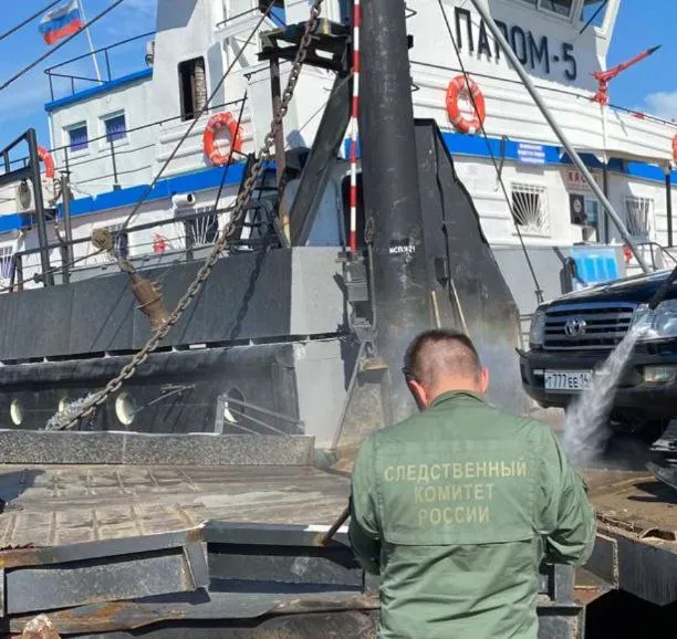 Паромы с пассажирами и транспортом столкнулись в Якутии