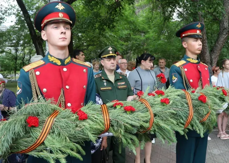 Военнослужащие возложили цветы к мемориалам в День памяти и скорби