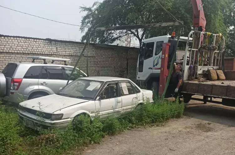 Ржавое прошлое: брошенные автомобили вывозят с улиц Благовещенска