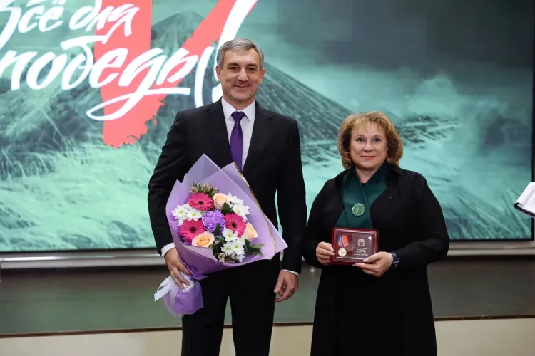 Медали за содействие СВО вручил амурчанам губернатор