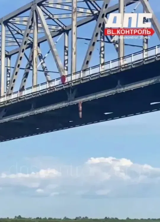 Экстремал спрыгнул с моста через Зею ради развлечения