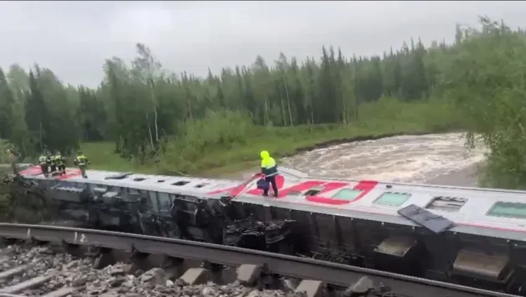 Пассажирский поезд сошел с рельсов в Коми
