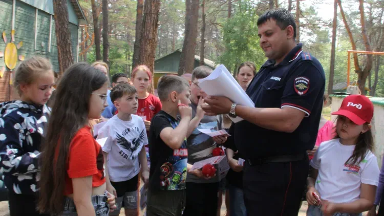 Cотрудники ЗабЖД и транспортной полиции провели акцию «Безопасные каникулы» для ребят, отдыхающих в детском лагере «Сосновый бор»