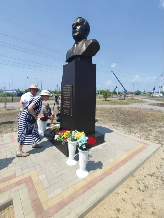 Экс-министр здравоохранения прибыл на открытие бюста амурскому ученому