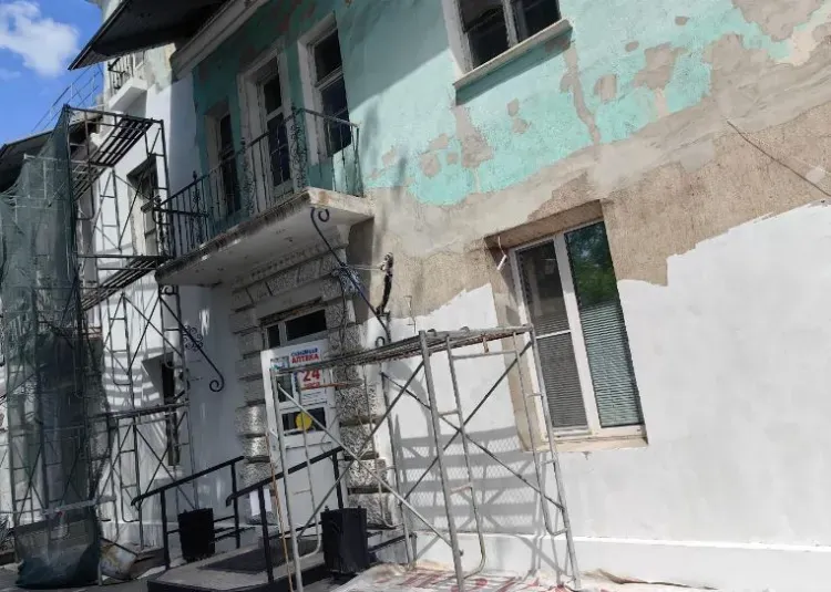 Фасады многоэтажек обновляют в центре Благовещенска