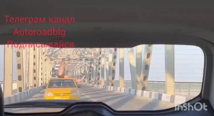 Соцсети: мужчина прокатился на крыше автомобиля на Зейском мосту