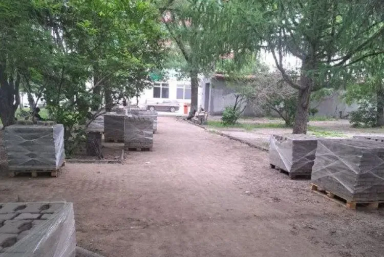 Киносквер с амфитеатром и качелями начали строить в Благовещенске