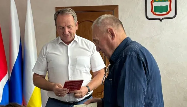 Медаль за строительство БАМа вручили главе Свободного