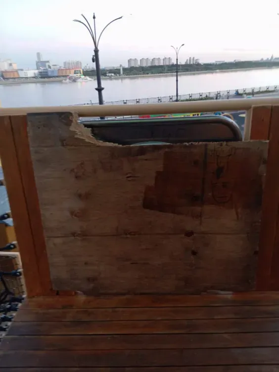 Детей и взрослых притягивает закрытый на ремонт игровой комплекс на набережной Амура