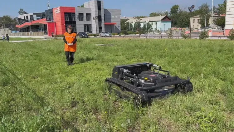 Робот помогает косить траву на улицах Белогорска