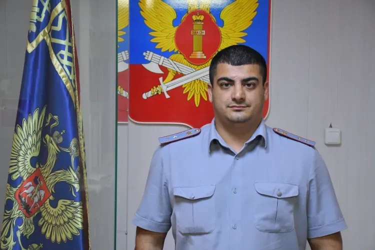 Сотрудник ФСИН спас человека, который лежал на тротуаре