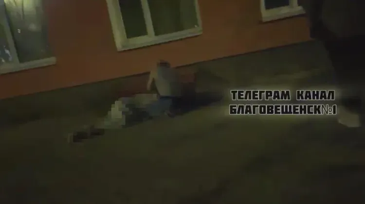 Женщина погибла, выпав из окна в Благовещенске