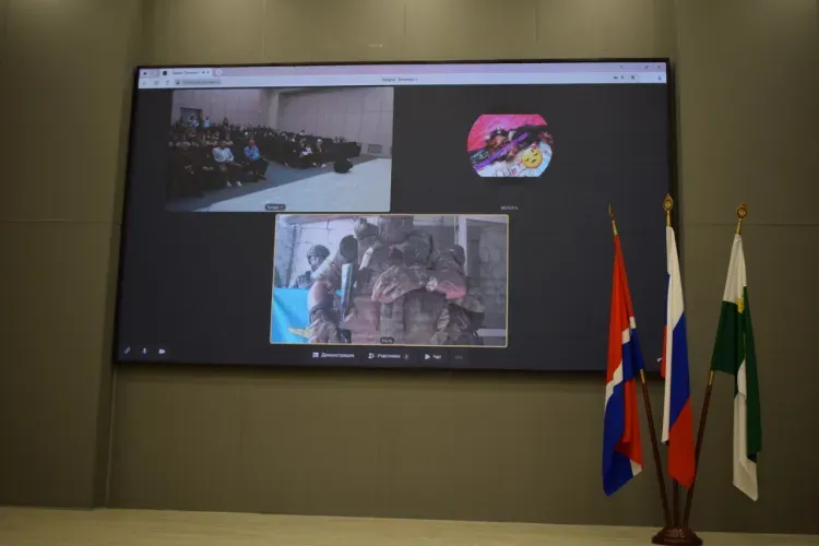 Папы-участники СВО вышли на видеосвязь во время награждения их детей медалями в Тынде