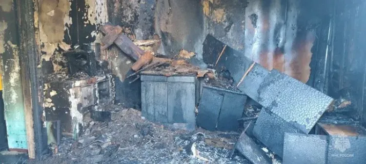 Веранда и кровля сгорели в квартире в Благовещенске