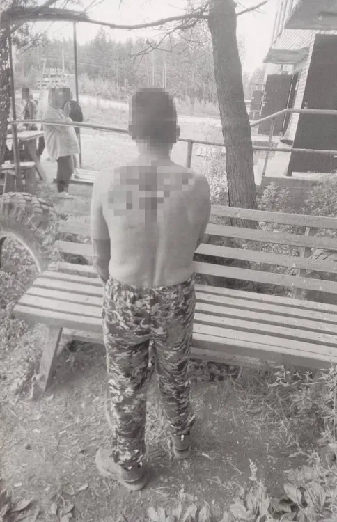 Вахтовика с фашистской татуировкой арестовали на 15 суток