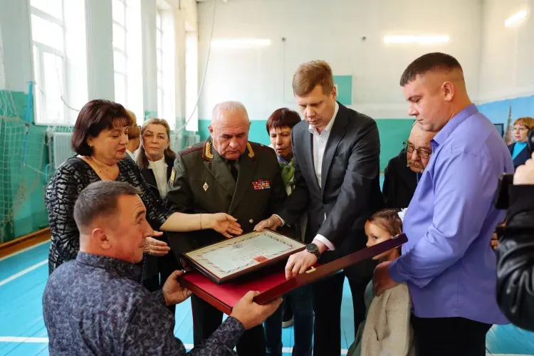 Звезду Героя России вручили родителям погибшего амурчанина