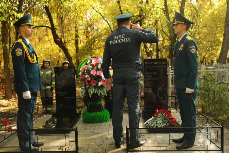 Сотрудники МЧС и пожарной охраны почтили память третьего брандмейстера Благовещенска