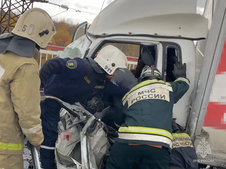 Водители пострадали в лобовом ДТП на трассе "Амур"