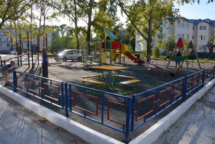 Шоу-программой открыли обновленный двор в Белогорске