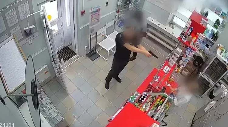 Срок заработал посетитель аптеки с игрушечным пистолетом