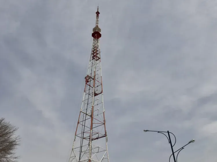 Телебашня в Благовещенске замерцает цветами осени в честь Дня учителя