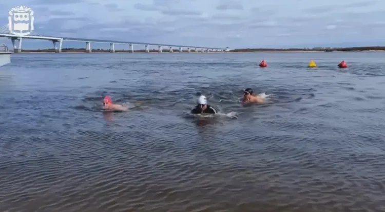 Представители России, Китая и Франции соревновались в заплывах на реке Зее