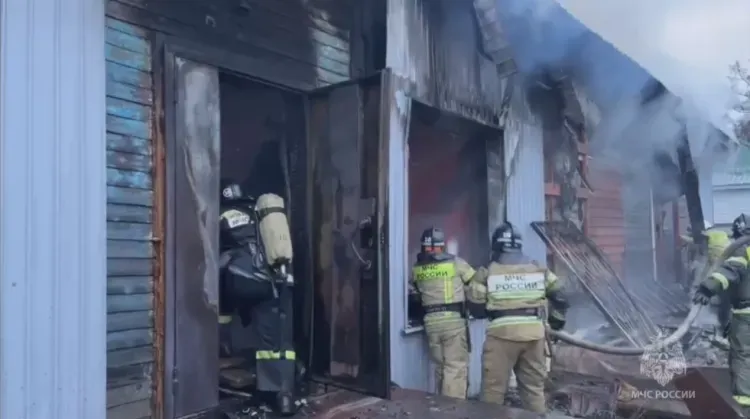 Пожар в магазине в Зее тушат 12 огнеборцев