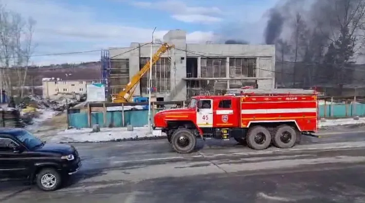 Мусор и пенопласт загорелись в строящемся здании в Сковородине