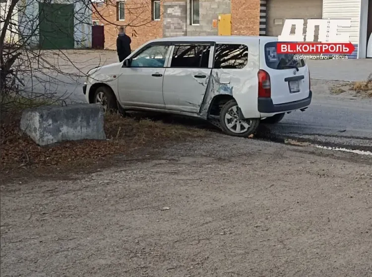Ребенок на иномарке врезался в опору в Благовещенске 