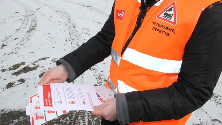 Сотрудники ЗабЖД поздравили амурских автомобилистов с профессиональным праздником и призвали соблюдать ПДД