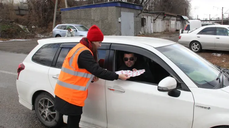 Сотрудники ЗабЖД поздравили амурских автомобилистов с профессиональным праздником и призвали соблюдать ПДД