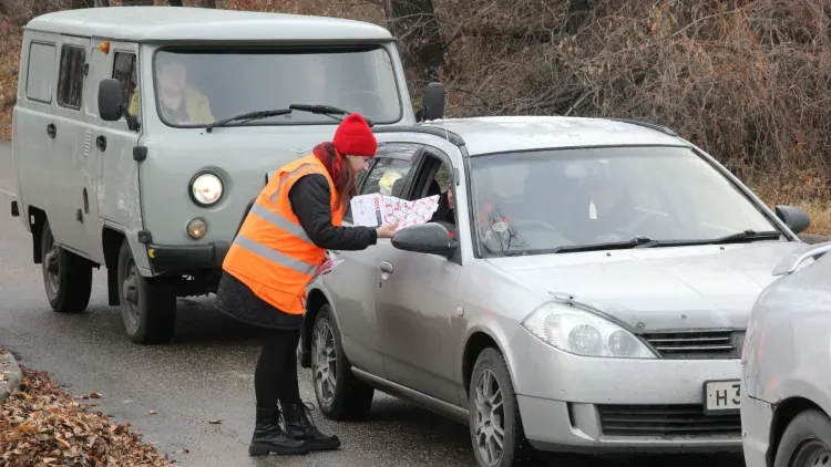 Сотрудники ЗабЖД поздравили амурских автомобилистов с профессиональным праздником и призвали соблюдать ПДД