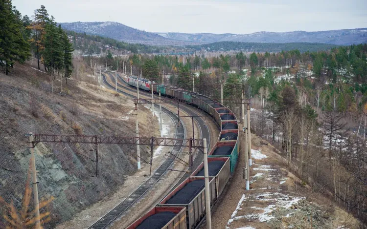 Свыше 37 тысяч пар поездов провели по виртуальной сцепке на ЗабЖД за 9 месяцев с начала года