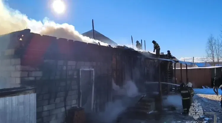Дом и гараж уничтожил пожар в амурском селе