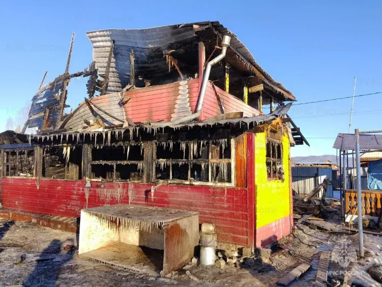 Двухэтажный дом и гараж пострадали во время пожара в Зее