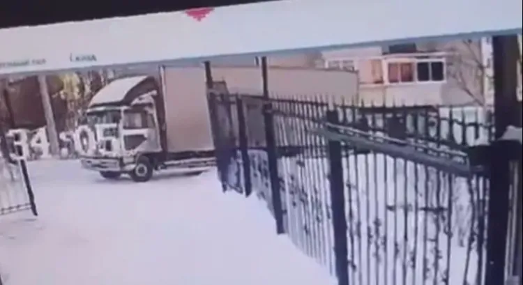 Не смог остановить: ДТП с фурой и балконом в Сковородине попало на видео
