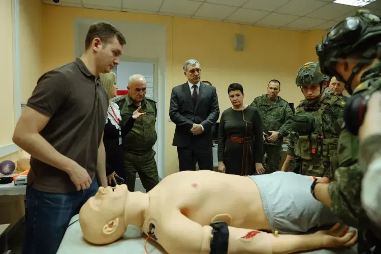 Василий Орлов побывал на занятии для курсантов ДВОКУ по оказании первой помощи