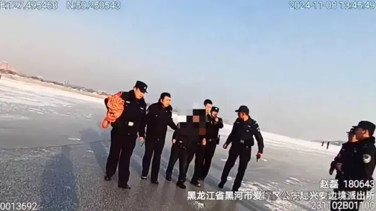 Полиция спасла мужчину, которого уносило течением реки Амур