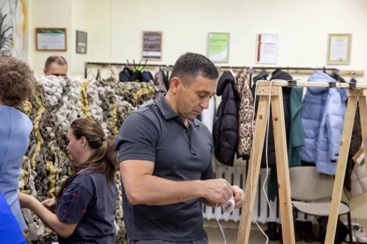 Антидроновые шторы для бойцов СВО научился шить мэр Благовещенска