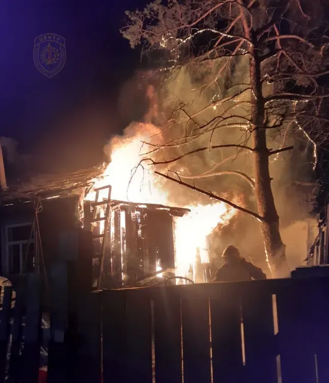 Ожоги получил мужчина, покидая горящую квартиру