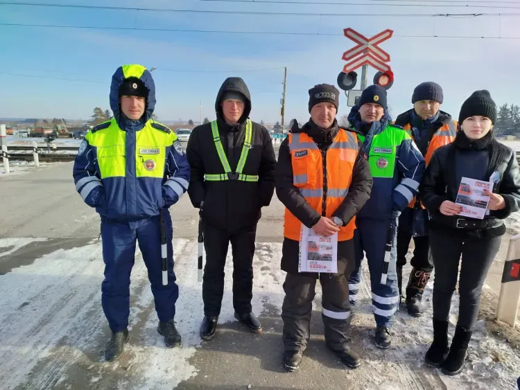 Акцию по профилактике ДТП провели железнодорожники на автомобильном переезде через Транссиб